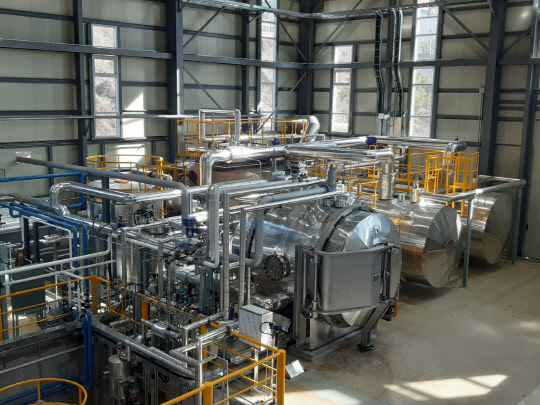 한국기계연구원이 구축한 '원전 설계기준 사고 환경 모사시험 설비' 모습으로, 공인시험을 수행하기 위한 등록절차를 밟고 있다.  기계연 제공